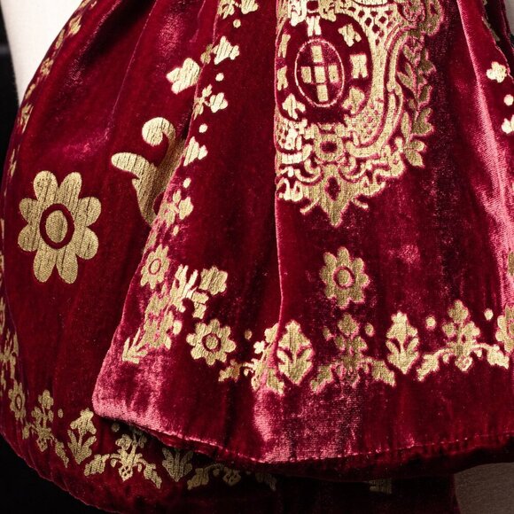 The Met "Royal Crest" Velvet Scarf Exclusively For The Met Gallery Museum - Picture 2 of 7